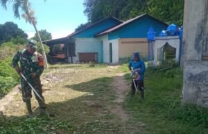 Babinsa 06 Gampong Kuta Timu Bantu Warga dalam Kegiatan Pembersihan Lingkungan