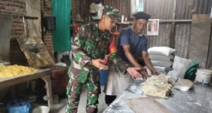 Babinsa 08 Koramil 02/Sukakarya Kunjungi Tempat Usaha Pembuatan Mie di Jurong M Thaib