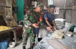 Babinsa 08 Koramil 02/Sukakarya Kunjungi Tempat Usaha Pembuatan Mie di Jurong M Thaib