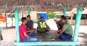 Babinsa Koramil 01/Sukajaya Gelar Komsos dengan Warga Nelayan di Gampong Paya