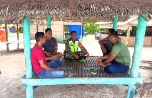 Babinsa Koramil 01/Sukajaya Gelar Komsos dengan Warga Nelayan di Gampong Paya