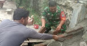 Babinsa Koramil 01/Sukajaya Bantu Warga Bangun Usaha Bengkel Motor di Desa Binaan