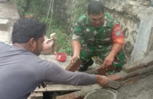 Babinsa Koramil 01/Sukajaya Bantu Warga Bangun Usaha Bengkel Motor di Desa Binaan
