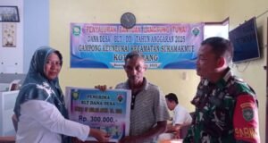 Babinsa Koramil 01/Sukajaya Dampingi Aparatur Gampong Salurkan BLT kepada Warga