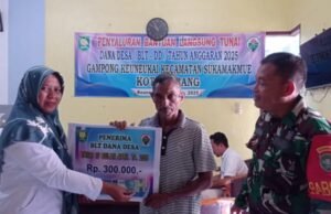 Babinsa Koramil 01/Sukajaya Dampingi Aparatur Gampong Salurkan BLT kepada Warga