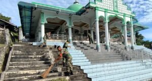 Personel Kodim 0112/Sabang Gelar Aksi Bersih-bersih di Masjid Babul-Amal Gampong Krueng Raya