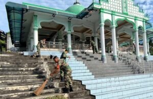 Personel Kodim 0112/Sabang Gelar Aksi Bersih-bersih di Masjid Babul-Amal Gampong Krueng Raya