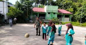 Babinsa Koramil 01/Sukajaya Dampingi Kegiatan Olahraga Siswa-siswi SD di Gampong Keuneukai
