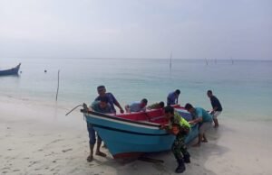 Bentuk Kebersamaan, Babinsa Koramil 01/Sukajaya Ikut Bantu Tarik Perahu Nelayan