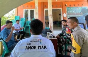 Babinsa dan Bhabinkamtibmas Melaksanakan Komunikasi Sosial Bersama Perangkat Gampong Anoi Itam Bahas Kemajuan Desa