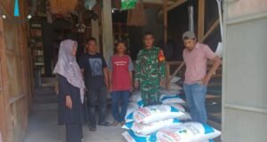 Babinsa Koramil 01/Sukajaya Dampingi Pengambilan Pupuk Bersubsidi Kelompok Tani Desa Binaan