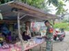 Babinsa Koramil 01/Sukajaya Laksanakan Komsos Dengan Penjual Makanan Siap Saji di Gampong Cot Abeuk