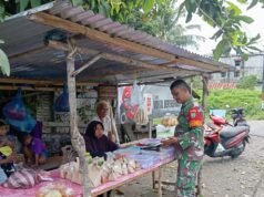 Babinsa Koramil 01/Sukajaya Laksanakan Komsos Dengan Penjual Makanan Siap Saji di Gampong Cot Abeuk