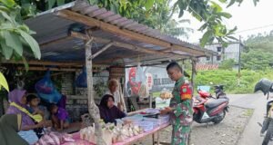 Babinsa Koramil 01/Sukajaya Laksanakan Komsos Dengan Penjual Makanan Siap Saji di Gampong Cot Abeuk