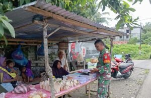 Babinsa Koramil 01/Sukajaya Laksanakan Komsos Dengan Penjual Makanan Siap Saji di Gampong Cot Abeuk
