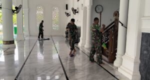 Penuh Semangat dan Keikhlasan Personel Kodim 0112/Sabang Laksanakan Pembersihan di Masjid Al-Falah Gampong Ujong Kareung