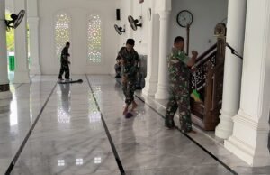Penuh Semangat dan Keikhlasan Personel Kodim 0112/Sabang Laksanakan Pembersihan di Masjid Al-Falah Gampong Ujong Kareung
