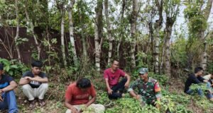 Babinsa Koramil 02/Sukakarya Laksanakan Komsos Bersama Warga Gampong Paya Seunara, Jalin Kedekatan dan Waspadai Situasi Wilayah