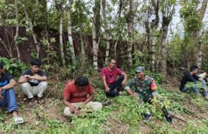 Babinsa Koramil 02/Sukakarya Laksanakan Komsos Bersama Warga Gampong Paya Seunara, Jalin Kedekatan dan Waspadai Situasi Wilayah