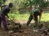 Babinsa Koramil 01/Sukajaya Kodim 0112/Sabang Bantu Warga Bersihkan Pekarangan Rumah