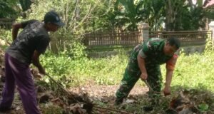Babinsa Koramil 01/Sukajaya Kodim 0112/Sabang Bantu Warga Bersihkan Pekarangan Rumah