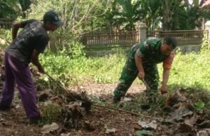 Babinsa Koramil 01/Sukajaya Kodim 0112/Sabang Bantu Warga Bersihkan Pekarangan Rumah
