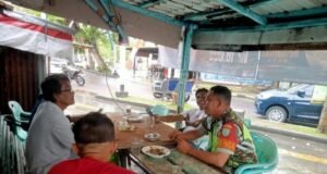 Babinsa Gampong Kuta Barat Tingkatkan Kedekatan dengan Warga Lewat Komunikasi Sosial