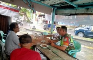 Babinsa Gampong Kuta Barat Tingkatkan Kedekatan dengan Warga Lewat Komunikasi Sosial