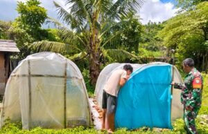 Babinsa Koramil 02/Sukakarya Dampingi Warga Binaan Lakukan Uji Coba Pembuatan Garam Ramah Lingkungan di Gampong Kuta Timu