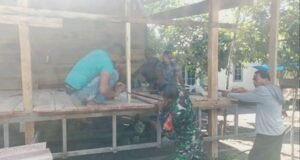 Babinsa Koramil 01/Sukajaya Bantu Warga Renovasi Tempat Taman Pendidikan Al-Qur’an (TPA) di Gampong Paya