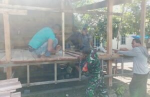 Babinsa Koramil 01/Sukajaya Bantu Warga Renovasi Tempat Taman Pendidikan Al-Qur’an (TPA) di Gampong Paya