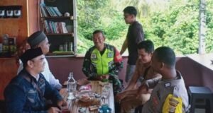 Babinsa Gampong Koramil 02/Sukakarya Gelar Komsos Bersama Tokoh Masyarakat, Pererat Kedekatan dan Jalin Kekompakan