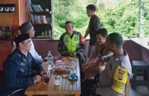 Babinsa Gampong Koramil 02/Sukakarya Gelar Komsos Bersama Tokoh Masyarakat, Pererat Kedekatan dan Jalin Kekompakan