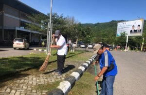 Jum’at Bersih: Kepala BPKS Beserta Karyawan Bergotong Royong Bersihkan Lingkungan Pelabuhan Penyeberangan Di Balohan Sabang