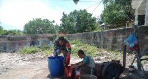 Babinsa Koramil 01/Sukajaya Ikut Serta Bantu Warga Perbaiki Mesin Boat di Gampong Keunekai