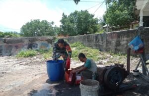 Babinsa Koramil 01/Sukajaya Ikut Serta Bantu Warga Perbaiki Mesin Boat di Gampong Keunekai