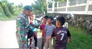 Babinsa Koramil 01/Sukajaya, Beri Motivasi Untuk Terus Belajar Kepada Anak-anak di Desa Binaa