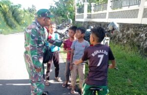 Babinsa Koramil 01/Sukajaya, Beri Motivasi Untuk Terus Belajar Kepada Anak-anak di Desa Binaa