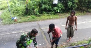 Babinsa Koramil 02/Sukakarya Bantu Perbaikan Saluran Air Bersih, Wujudkan Semangat Gotong Royong Dengan Warga