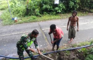 Babinsa Koramil 02/Sukakarya Bantu Perbaikan Saluran Air Bersih, Wujudkan Semangat Gotong Royong Dengan Warga