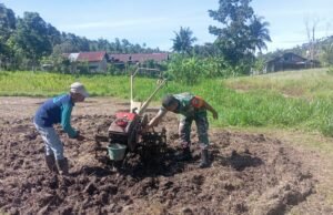 Babinsa Koramil 01/Sukajaya Bantu Petani Perbaiki Alat Pertanian di Gampong Cot Abeuk
