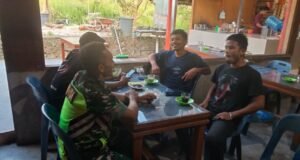 Babinsa Gampong Aneuk Laot Laksanakan Komsos Bahas Kondisi Cuaca dan Himbauan Keamanan kepada Warga