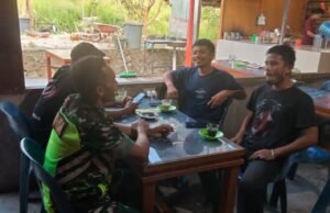 Babinsa Gampong Aneuk Laot Laksanakan Komsos Bahas Kondisi Cuaca dan Himbauan Keamanan kepada Warga