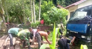 Babinsa Koramil 01/Sukajaya Bersama Bhabinkamtibmas Bantu Warga Evakuasi Mobil Terperosok, Wujud Nyata Semangat Gotong Royong.