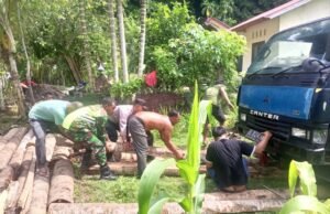 Babinsa Koramil 01/Sukajaya Bersama Bhabinkamtibmas Bantu Warga Evakuasi Mobil Terperosok, Wujud Nyata Semangat Gotong Royong.