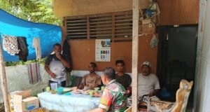 Babinsa Gampong Kuta Barat Laksanakan Komsos dengan Warga untuk Pererat Silaturahmi dan Jaga Situasi Kondusif di Wilayah Binaan