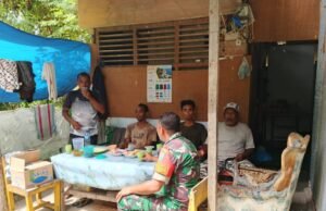 Babinsa Gampong Kuta Barat Laksanakan Komsos dengan Warga untuk Pererat Silaturahmi dan Jaga Situasi Kondusif di Wilayah Binaan