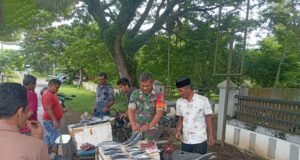 Babinsa Koramil 01/Sukajaya Pantau Harga Jual Ikan Segar di Gampong Cot Abeuk