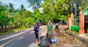 Babinsa Koramil 02/Sukakarya Bantu Petugas PDAM Atasi Kebocoran Pipa Induk di Gampong Aneuk Laot