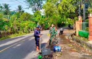 Babinsa Koramil 02/Sukakarya Bantu Petugas PDAM Atasi Kebocoran Pipa Induk di Gampong Aneuk Laot